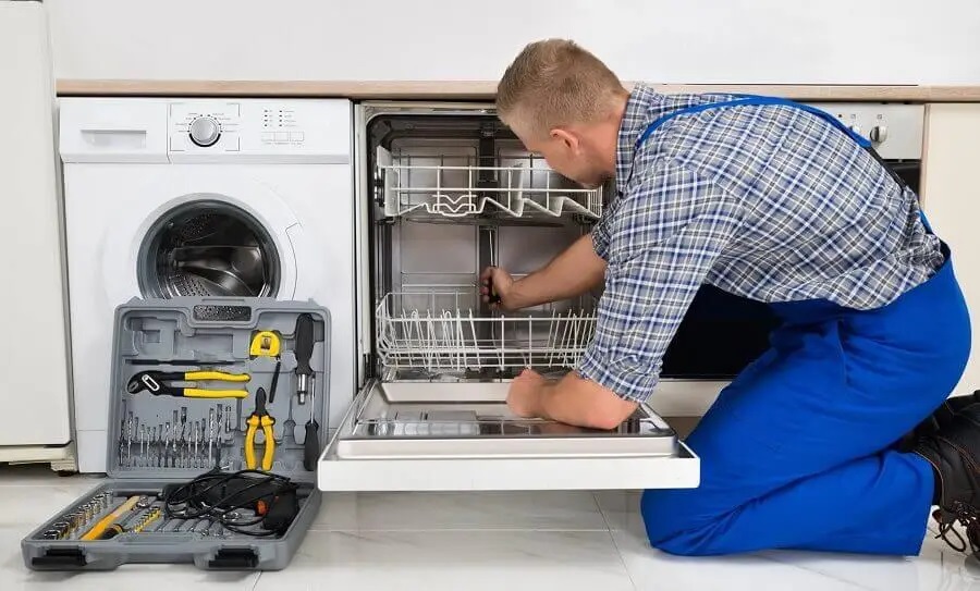 Bornova Maytag servisi teknisyen ekibi beyaz eşya tamiri yaparken